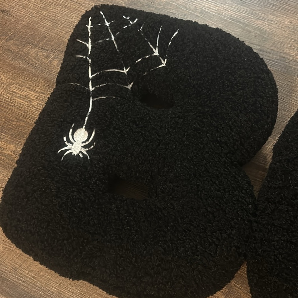 BOO 👻 pillows - Picture 2 of 4
